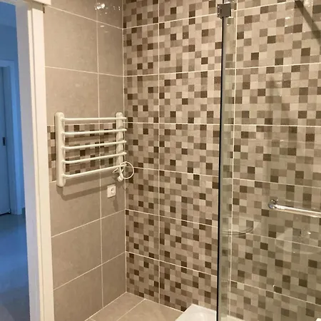 Red Terrace Flat דירה אלבור